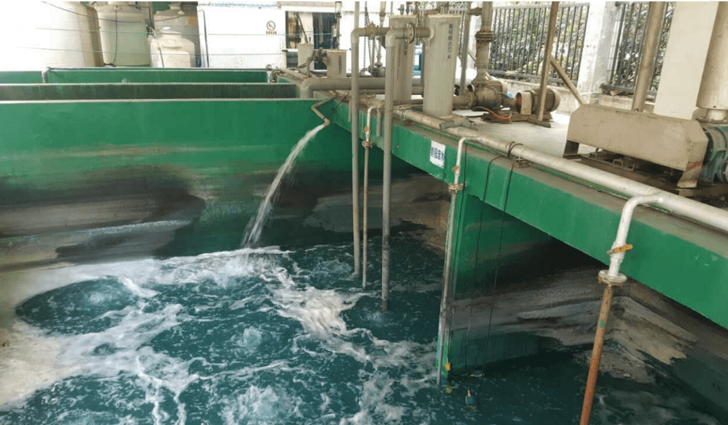 (圖:電鍍廢水泡沫現場)