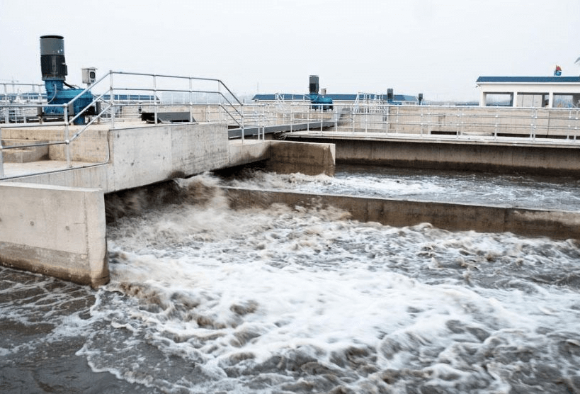 （圖：污水池起泡現(xiàn)場）