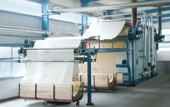 （圖：造紙消泡劑運(yùn)用現(xiàn)場）