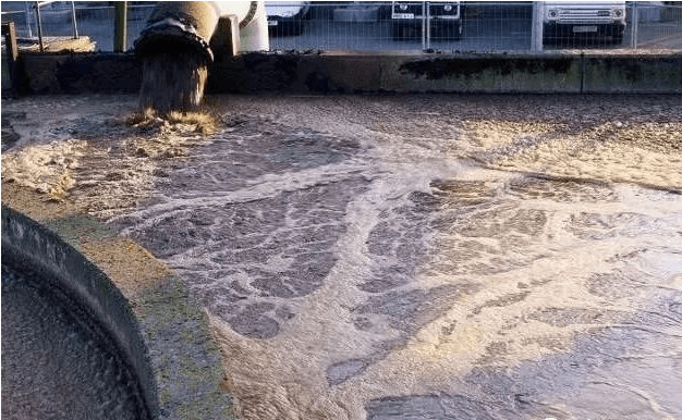 (圖:南輝造紙客戶廢水泡沫池起泡現(xiàn)場(chǎng))