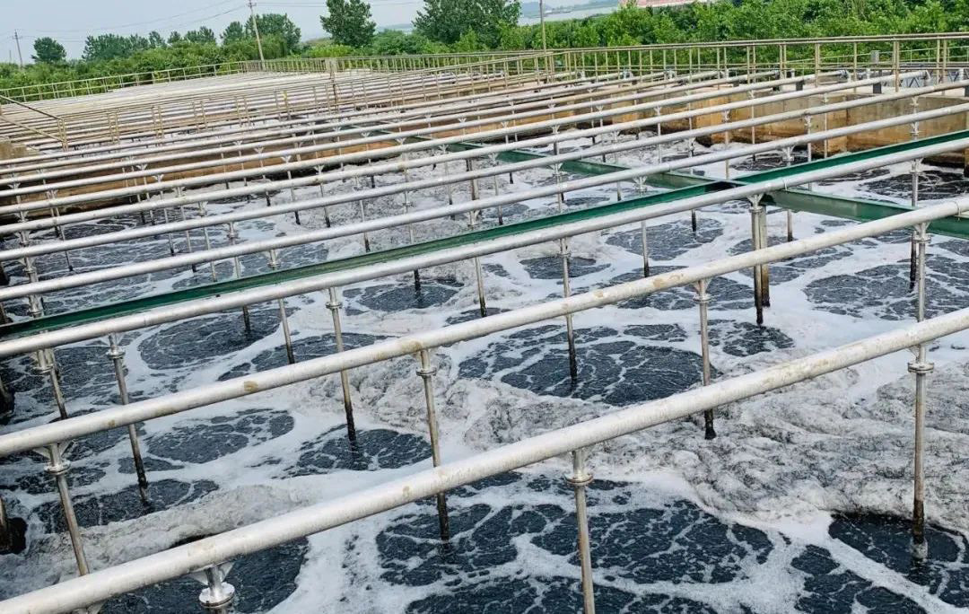 （圖：工業廢水起泡現場）