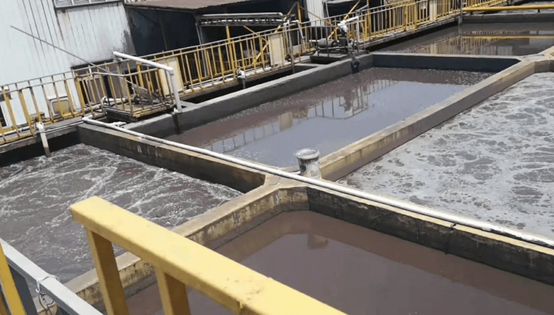 （圖：生化污水曝氣池處理現場）