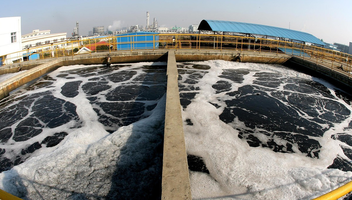 （圖：污水泡沫池處理現場）