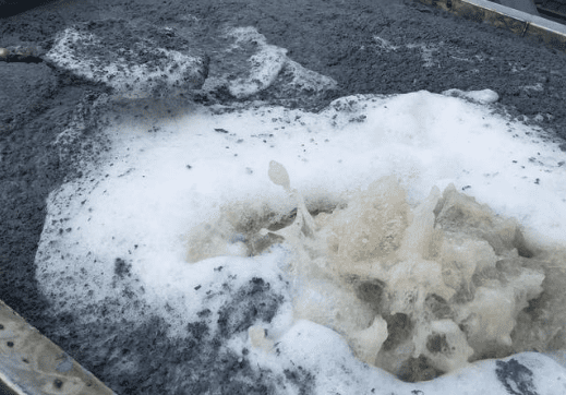 （圖：污水處理廠起泡場景）